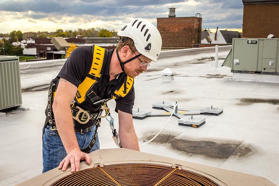 Spirit level construction worker measuring